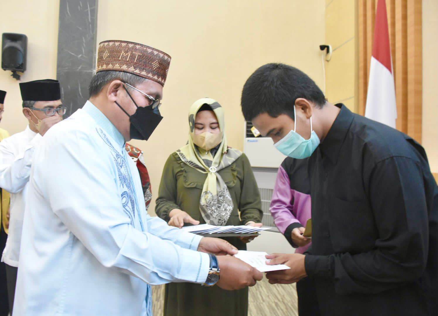 Wali Kota Gorontalo Marten Taha saat memberikan hadiah kepada peserta seni kaligrafi Al-Quran tingkat Kota/humas