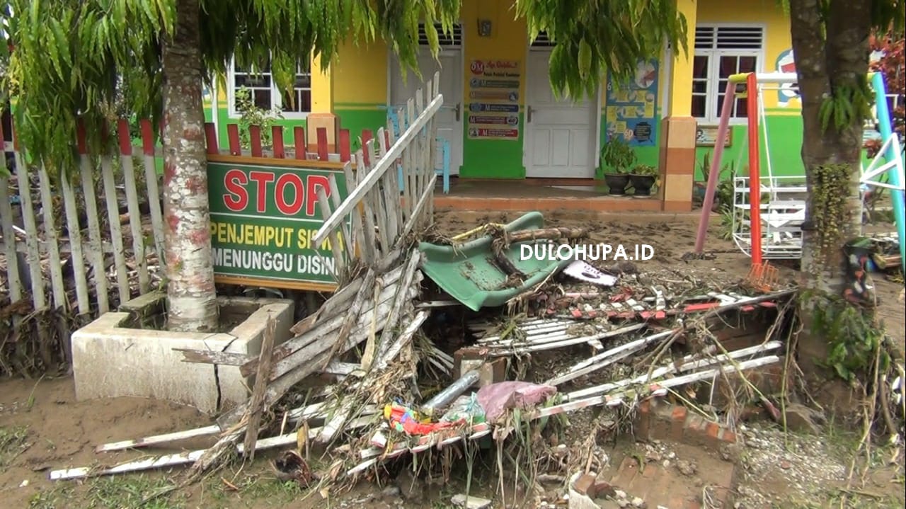 Pagar di SDN 17 Limboto Barat yang roboh pasca diterjang banjir bandang/Melki Gani
