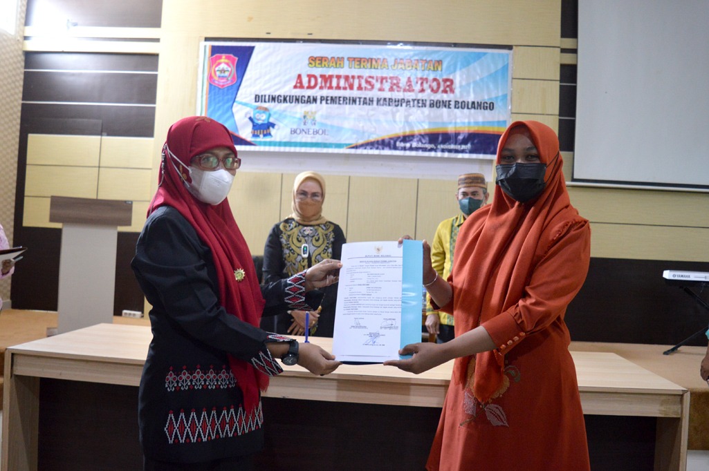 Serah terima jabatan antara Camat Bulango Utara yang baru, Erna Patutie dari Plt. Camat Bulango Utara yang lama, Silvoni R. Saleh yang disaksikan langsung Wakil Bupati Merlan S. Uloli dan Asisten III Iwan Mustapa, di Aula Tolopani, Kantor Bappeda-Litbang, Kamis (4/11/2021). Silvoni R. Saleh sendiri saat ini percayakan dan dilantik menjadi Camat Bulango Timur. (F.AKP/Diskominfo)