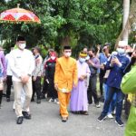 Menparekraf Sandiaga Salahudin Uno (kedua kiri) disambut dengan upacara adat Mopotilolo di halaman rumah jabatan Bupati Gorontalo, Sabtu (6/11/2021). (Foto : Haris)