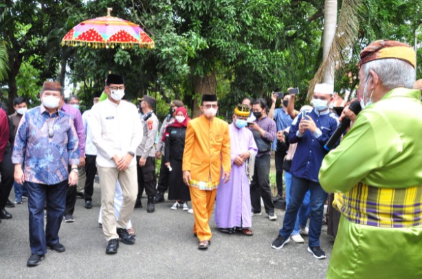 Menparekraf Sandiaga Salahudin Uno (kedua kiri) disambut dengan upacara adat Mopotilolo di halaman rumah jabatan Bupati Gorontalo, Sabtu (6/11/2021). (Foto : Haris)