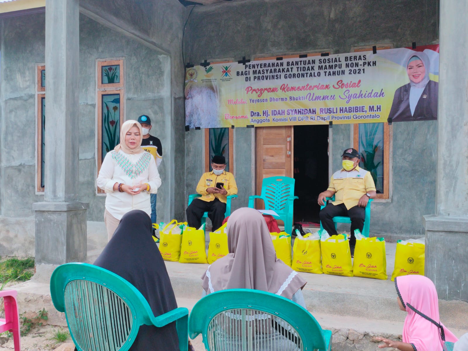 Idah Syaidah Salurkan Ratusan Kg Sembako ke Masyarakat Pohuwato