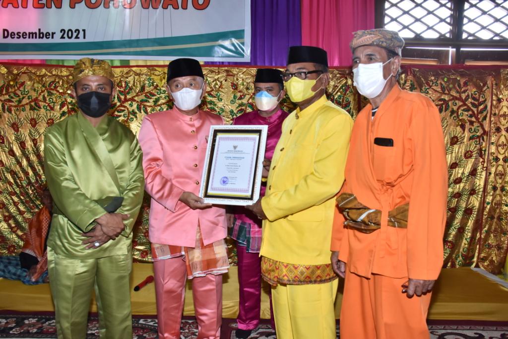 Bupati Pohuwato Kukuhkan Pengurus Lembaga Adat Uduluwo Limo Lo Pohalaa