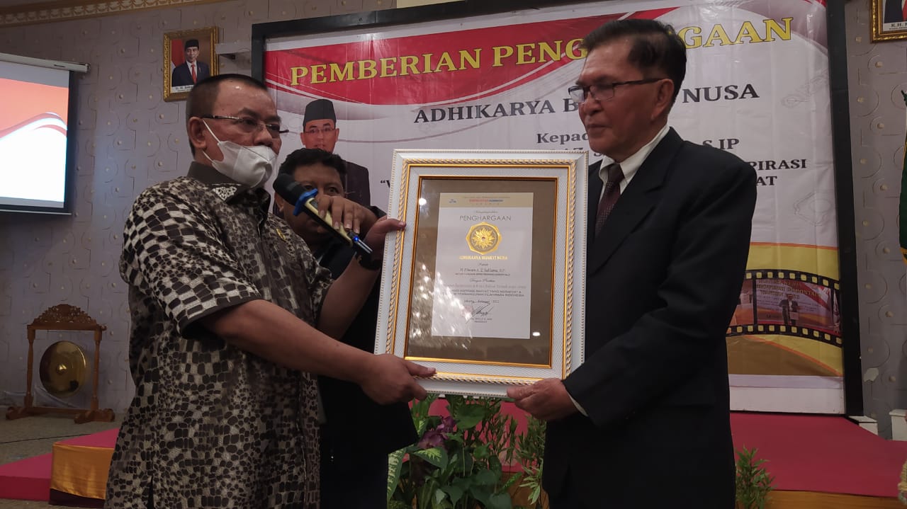 Fikram Salilama Terima Penghargaan Tokoh Pejuang Olahraga