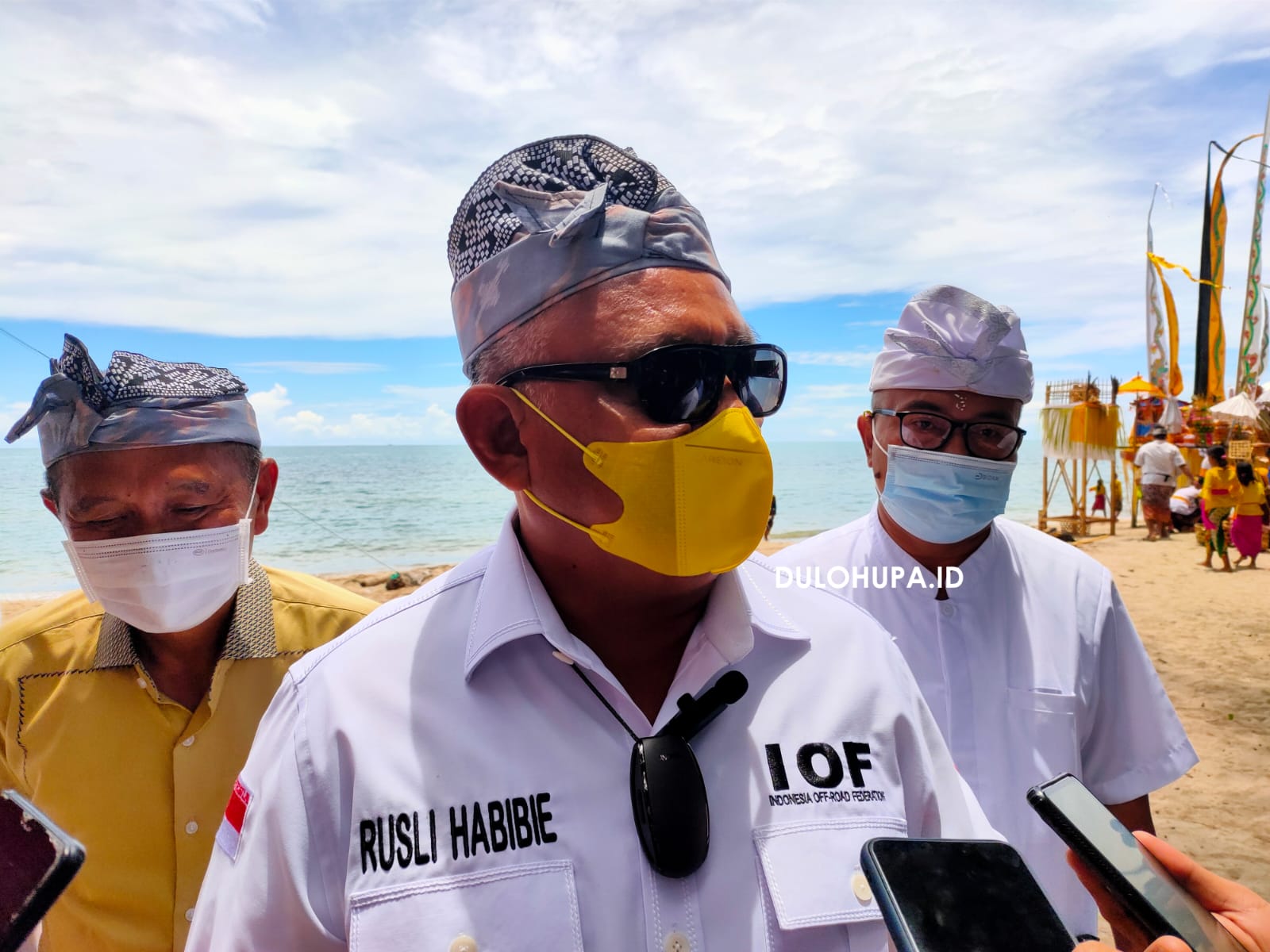 Gubernur Rusli Hadiri Upacara Melasti di Pantai Libuo