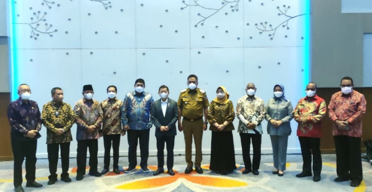 Foto bersama Menteri PPN/Kepala Bappenas Suharso Monoarfa dengan para Gubernur pada Rapat Koordinasi Gubernur wilayah Sulawesi, Nusa Tenggara, Maluku, dan Papua di Four Points by Sheraton, Manado, Senin (21/3/2022). (Foto : Adc)