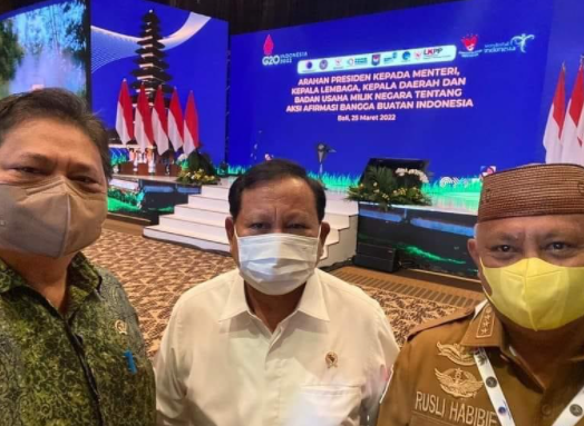 Menko Airlangga Ajak Gubernur Rusli Swafoto Bareng Menhan Prabowo