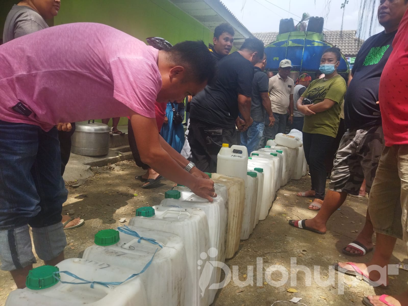 Puluhan Warga Antri Minyak Goreng di Terminal Limboto