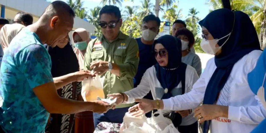 Minyak Goreng Mahal, Pemkab Bone Bolango Gelar Pasar Murah di Bone Pesisir