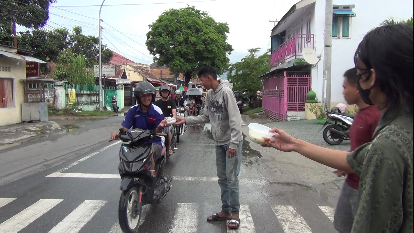 Bagikan Takjil Gratis