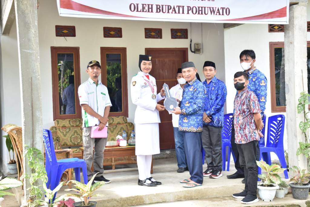 Bupati Tunaikan Janji Rehab Rumah Anggota Paskibraka Nasional 2021 Asal Pohuwato