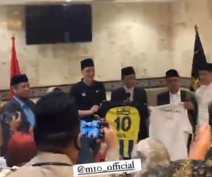 Salat Jumat di Masjid Istiqlal, Mesut Ozil Beri Hadiah Jersey Bagi Imam Besar