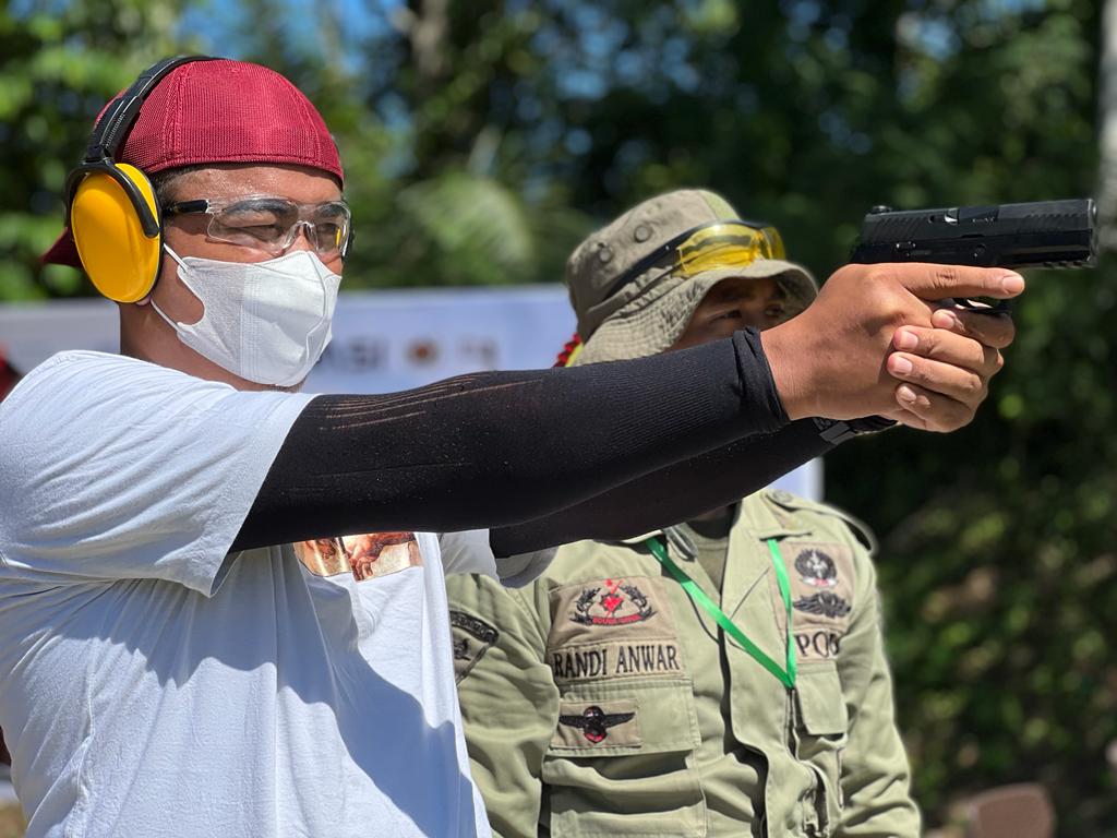 Wartawan Ikuti Lomba Menembak HUT Bhayangkara Ke 76, Kapolda Terkejut Dengan Keahlian Menembak Awak Media