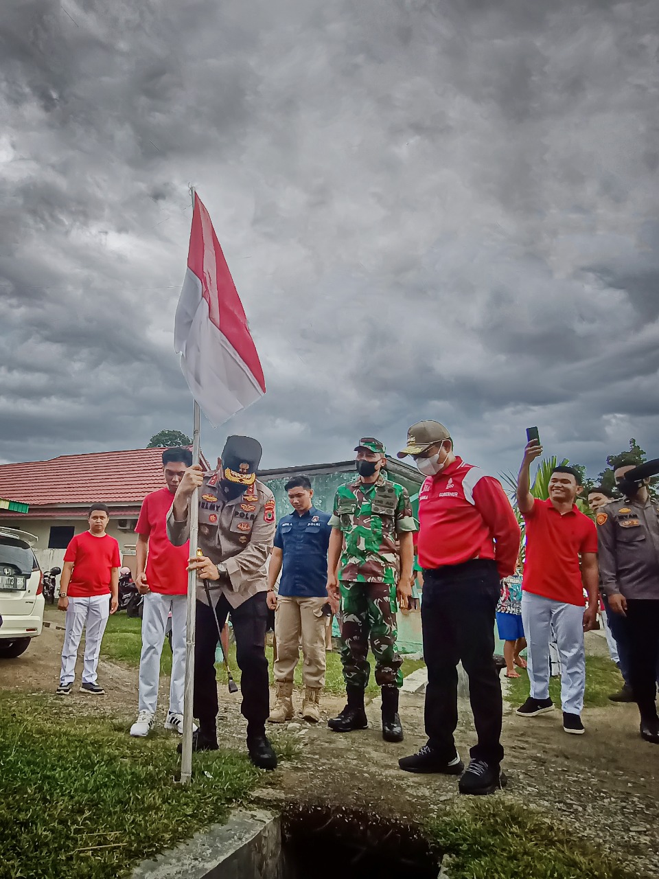 Kakek ini Kaget Pekarangan Rumahnya jadi Pilihan Kapolda Gorontalo untuk Kibarkan Bendera