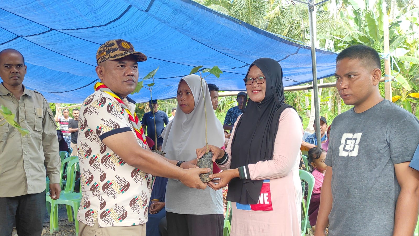 Penanaman 2000 Bibit Pohon Kemiri di Desa Marisa Diharapkan jadi Peluang Usaha Warga