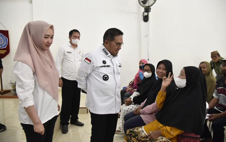 Tinjau Penyaluran BLT, Marten Taha Ingatkan Jangan Sampai Menyusahkan Warga