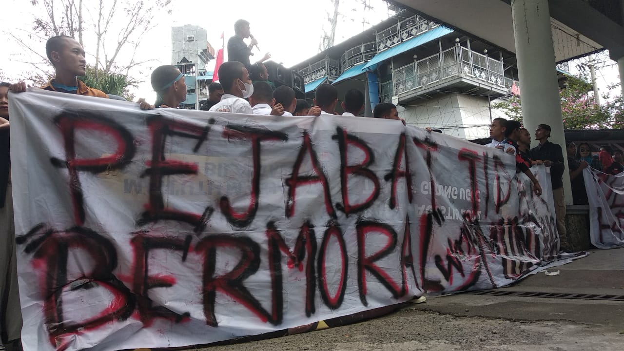 Pengunjuk Rasa Desak DPRD Kabgor Tuntaskan Persoalan Ifana Abdurahman