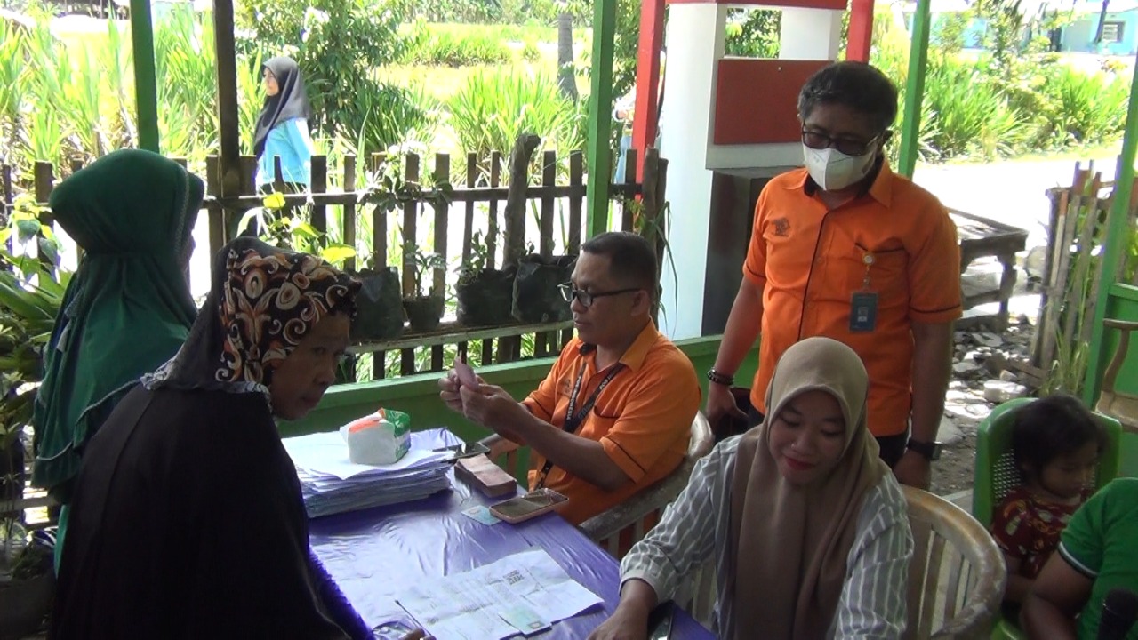 Petugas kantor POS BLT
