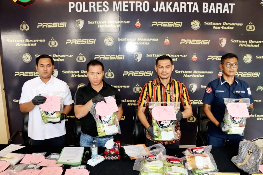 Sabu di pekarangan rumah