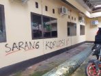 Oknum Polisi di Luwu Tulis “Sarang Korupsi” di Dinding Mapolres