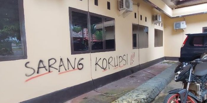 Oknum Polisi di Luwu Tulis “Sarang Korupsi” di Dinding Mapolres
