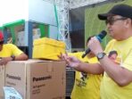 Ketua DPRD Hardi Sidiki Bagi-bagi Hadiah ke Warga