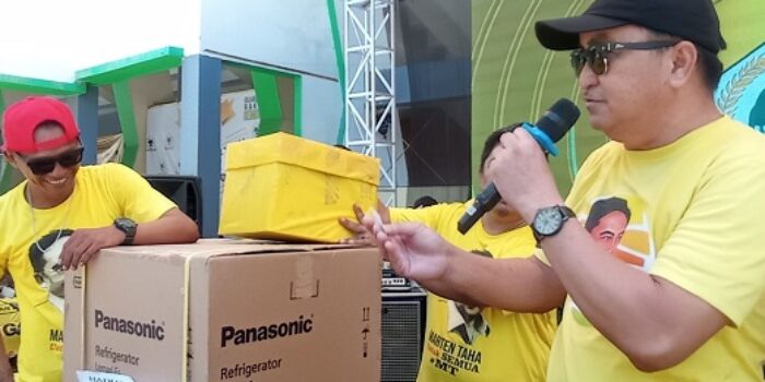 Ketua DPRD Hardi Sidiki Bagi-bagi Hadiah ke Warga