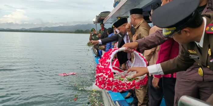 Di Hari Pahlawan, Pemkab Pohuwato Gelar Tabur Bunga di Pelabuhan Bumbulan