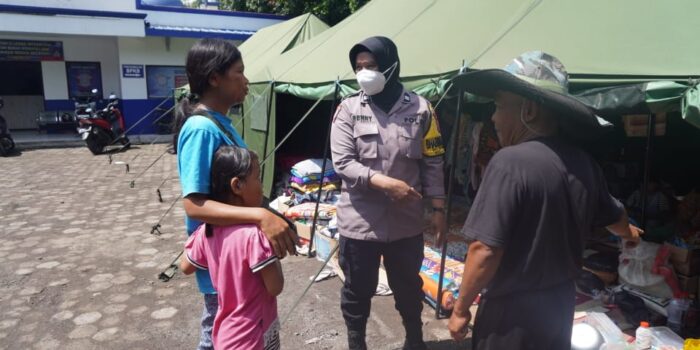 Meski Rumahnya Hancur Akibat Gempa Cianjur, Polwan ini Tetap Jalankan Tugas