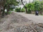 Tak Lagi Dikerjakan, 30 Tumpukan Kerikil Dibiarkan di Jalan Samaun Pulubuhu