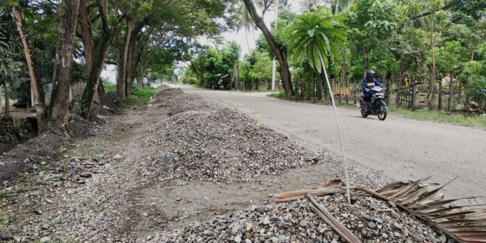 Tak Lagi Dikerjakan, 30 Tumpukan Kerikil Dibiarkan di Jalan Samaun Pulubuhu