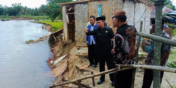 Sekda Roni Instruksikan BPBD Bantu Rumah Warga Alami Abrasi Sungai