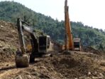 Sejumlah Alat Berat Dikerahkan Kesulitan Bersihkan Material Longsor di Bilato