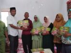 Penjabat Kades Huidu Door To Door Salurkan BLT DD ke Warga