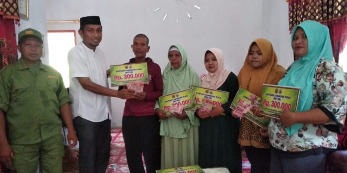 Penjabat Kades Huidu Door To Door Salurkan BLT DD ke Warga