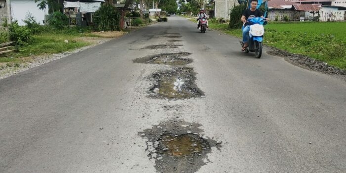 Belum Lama di Aspal, Ruas Jalan AK Luneto di Gorontalo Mulai Rusak Berlubang 