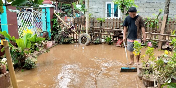 Pasca Banjir, Warga Tilamuta Kesulitan Air Bersih