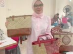 Riny Chintya Dewi Boyong Tas Amongo Khas Bone Bolango