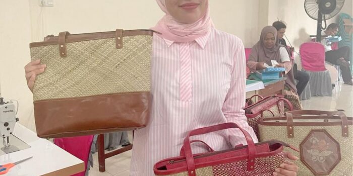 Riny Chintya Dewi Boyong Tas Amongo Khas Bone Bolango