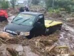 Sejumlah Kendaraan Terjebak Banjir dan Longsor di Sumalata