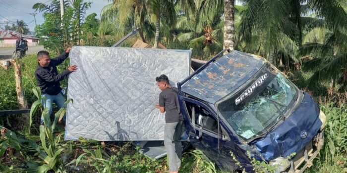 Ban Pecah, Mobil Pick Up Hantam Pengendara Motor di Gorontalo