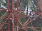 Warga Dihebohkan Aksi Pria Nekat Panjat Tower di Gorontalo