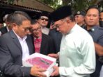 Penjagub Gorontalo Beri Kain Karawo ke Perdana Menteri Malaysia