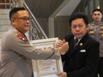 Dedikasi dan Berinovasi, Kapolda Gorontalo Terima Presisi Award dari LEMKAPI