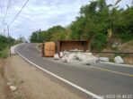 Truk Bermuatan Material Batu Terbalik di Gorontalo