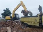 Alat Berat Dikerahkan Bersihkan Tumpukan Sampah di UNG