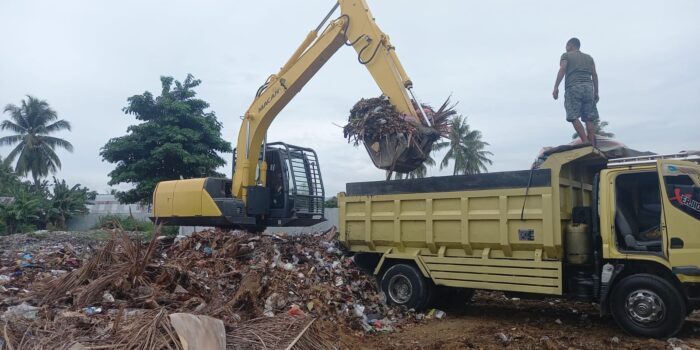 Alat Berat Dikerahkan Bersihkan Tumpukan Sampah di UNG