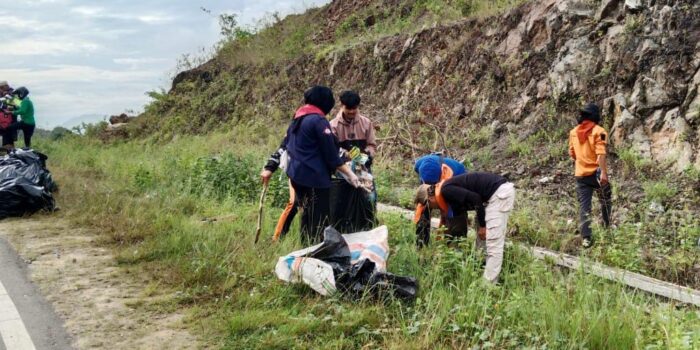 Kelompok Pecinta Alam Gorontalo Bersihkan Sampah di Sepanjang Jalan GORR