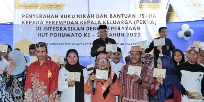 Forum Puspa Serahkan Buku Nikah ke 100 Pasutri di HUT Pohuwato