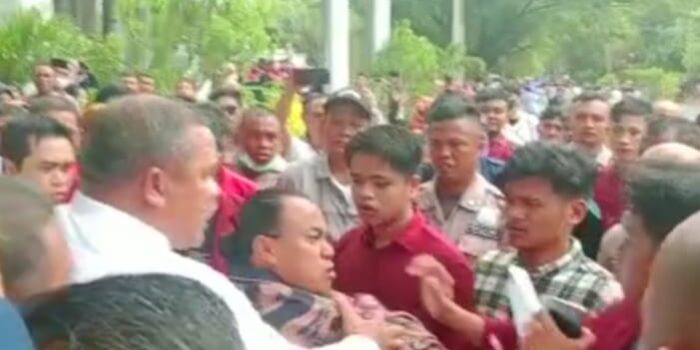 Oknum Dosen UNG Intimidasi Mahasiswa saat Berunjuk Rasa